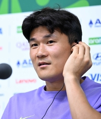 [포토]질문 듣는 김민재