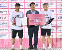 [포토] 사하WFC 정수진 감독-박영호 코치 ‘우수지도자상 수상’