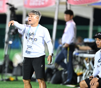 [포토] 작전 지시하는 사하WFC 정수진 감독
