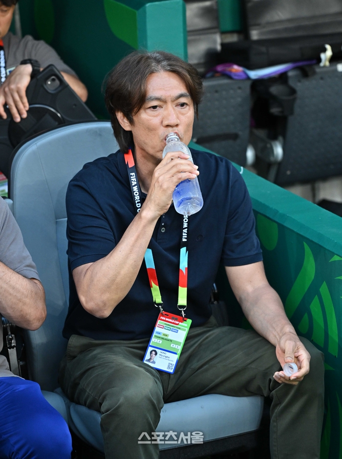 [포토]물 마시는 홍명보 감독