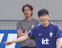미소 보인 홍명보, 끝내 웃지 못한 이강인…‘0-1 충격패’ 다음날 온도차