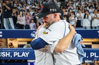 “다 울었다” ‘홈런왕’ 데이비슨의 마지막…박건우 오열, NC도 팬들도 함께한 눈물의 작별 [SS시선집중]