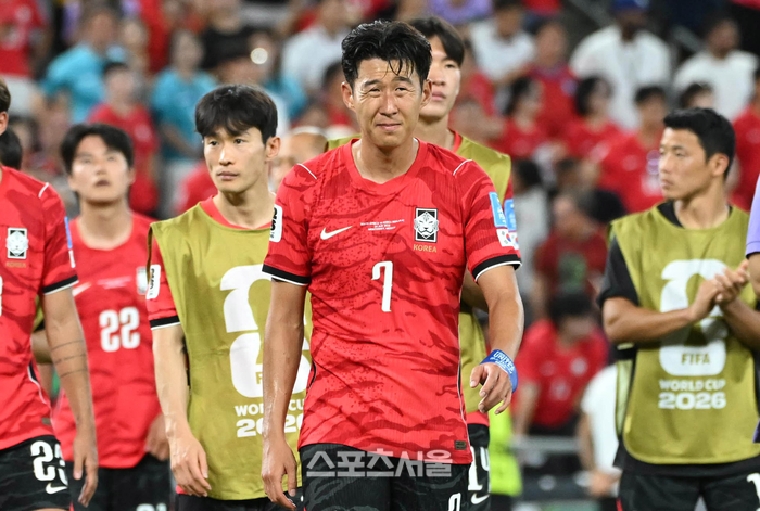 월드컵 32강 ‘탈락’ 이후 심경 처음 말한 ‘캡틴’ 손흥민 “현실 받아들이기 쉽지 않아, 모든 것 쏟아부어 죽기 살기로 달려보겠다”
