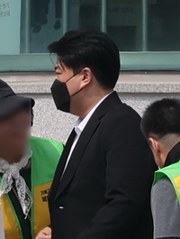 검정 마스크 낀 김호중, 사회로…강한 복귀 의지 “어떻게든 다시 일어서겠다”
