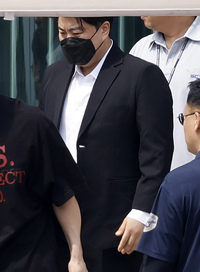 ‘음주 뺑소니’ 김호중, 2년 1개월 만의 출소…취재진·팬 앞 ‘입 닫고’ 떠났다