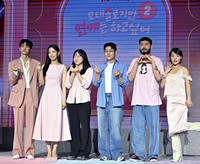 [포토] 하트 포즈 취하는 ‘모솔연애2’ 썸메이커와 PD
