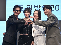 [포토] 포즈 취하는 ‘결혼의 완성’ 주역들