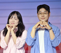 [포토] 포즈 취하는 ‘모솔연애2’ 김노은-원승재 PD
