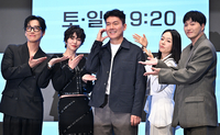 [포토] 포토타임 갖는 ‘결혼의 완성’ 감독과 배우들