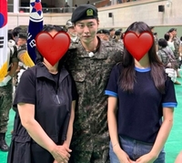 ‘188㎝ 군복핏’ 그대로…이재욱, 훈련소 수료식 포착된 남성미