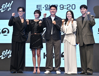 [포토] 파이팅 외치는 ‘결혼의 완성’ 감독과 배우들