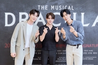 신성록·김준수·전동석 ‘한 목소리’…뮤지컬 ‘드라큘라’ 10주년 캐스트 앨 전격 공개