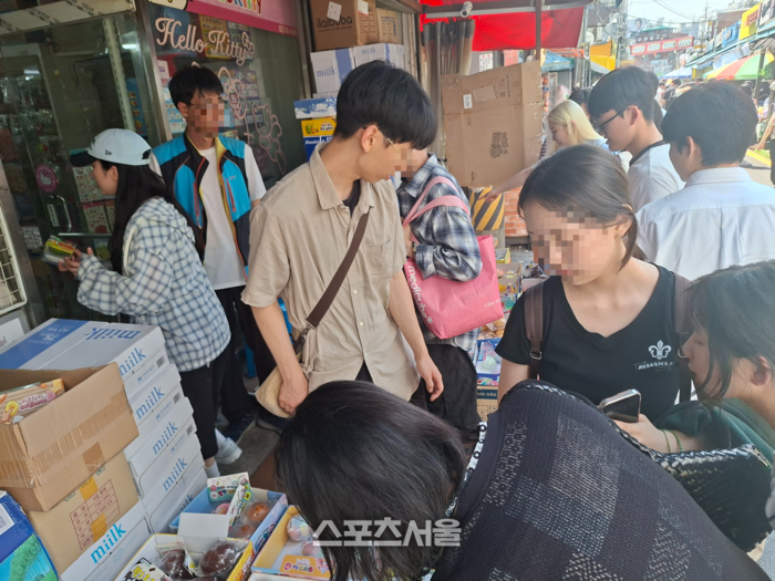 "손맛에 11만 개 팔렸다"...어른이들 스트레스 날린 '촉감 완구', 동... - 뉴스 썸네일 이미지