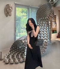 이영애, 구하우스 미술관 나들이…거대 구두 작품 앞 ‘함박웃음’