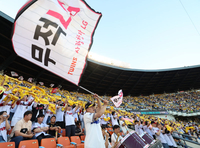 야구도, 팬 몰이도 1위! LG, KBO 역대 최소 경기 홈 100만 관중 돌파