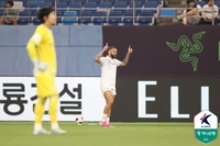 “팀에 중심 선수 돼야” 적극적 몸싸움과 헤더…몬타뇨 떠난 부천, 예전 모습 되찾는 ST 가브리엘에 미소