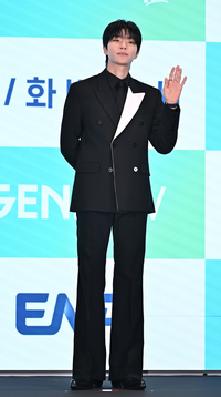 [포토] 황인엽 ‘반가운 손인사’
