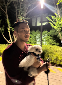 “아빠 품이 편한가” 변요한…티파니 반려견과 밤 산책, 그런데 표정이?