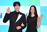 [포토] 혜리-황인엽 ‘풋풋한 손인사’