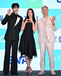 [포토] 포즈 취하는 ‘그대에게 드림’ 황인엽-혜리-유선동 감독