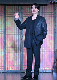 [포토] 조승우 ‘시크한 손인사’