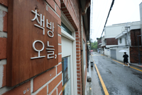 “책보다 사람이 몰렸다”…한강 책방, 문 닫자 더 커진 ‘노벨 효과’