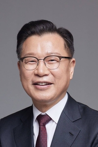 80대 모바일뱅킹 가입자 100만 명 돌파… 디지털 금융 대중화 속 보안 강화 과제