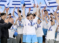 인천 팸 모여라! ‘대한항공 우승 멤버’ 정지석·김규민, 19일 랜필 마운드 오른다…공동 기부금도 전달