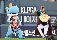 [포토] 5회 마운드 오르는 ‘전사’ 전사민