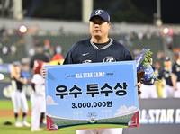 [포토] 한화 류현진, 우수 투수상 수상