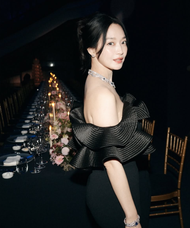 ♥김우빈이 또 반할 수밖에…신민아, 역대급 드레스 자태 공개