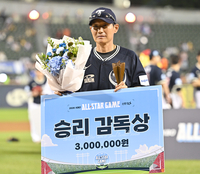 [포토] LG 염경엽 감독 ‘승리 감독상 수상’