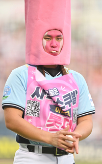 [포토] 롯데 김진욱, 달달한 스크류바로 변신