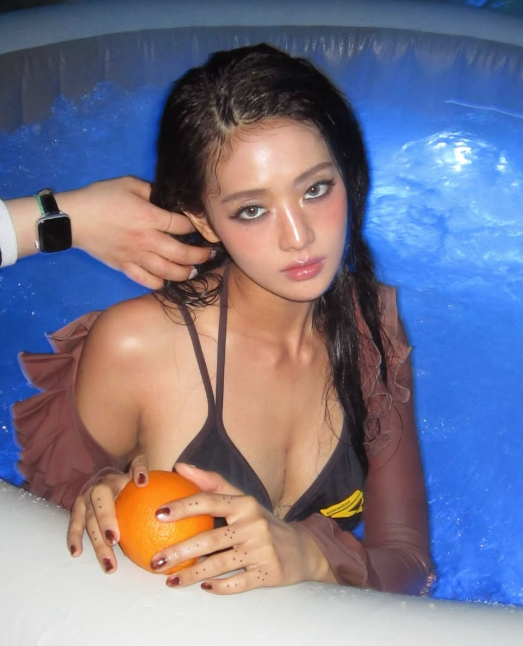 민니, 감춰뒀던 ‘가슴 한복판 타투’ 드러냈다…검은 비키니에 시스루 볼레로