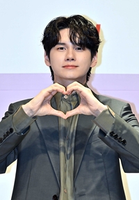 [포토]하트 만들어 보이는 옹성우