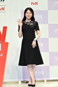 [포토]손인사 건네는 박은빈