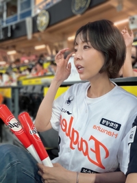“맞대결 시구 거절 당연해”…신지, KT 시구 거절에 쏟아지는 옹호론