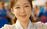 팬 병문안·매니저 200만원대 선물 이어 스태프 용돈까지…송가인, 미담이 일상
