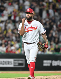 [포토]SSG 아빌라, 6이닝 무실점 호투에 주먹 불끈!