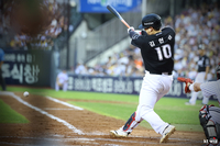 김현수 ‘KBO 최초’ 17시즌 연속 100안타! ‘선발 전원 안타’ KT, LG 완파…6연승 질주 [SS잠실in]