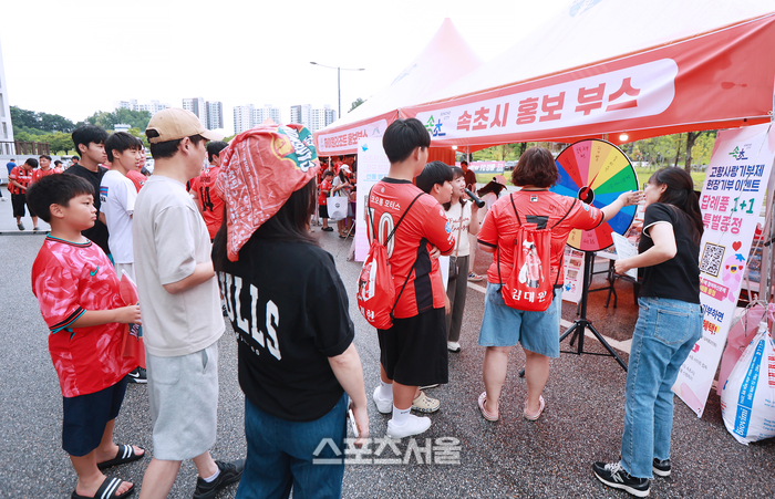 강원FC와 속초시의 동행, 홈경기 ‘속초시의 날’ 개최...입장권 할인 및 고향사랑기부제 홍보 [포토]