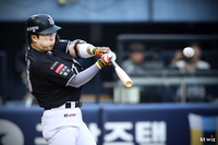 “실력만으로 할 수 없는 기록” 베테랑 허경민, ‘KBO 최초 기록’ 닿은 김현수에게 또 배운다 [SS잠실in]