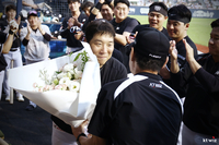 “김현수 최초 17시즌 연속 100안타 축하한다” 대승에 대기록까지…강철매직 웃었다 [SS잠실in]