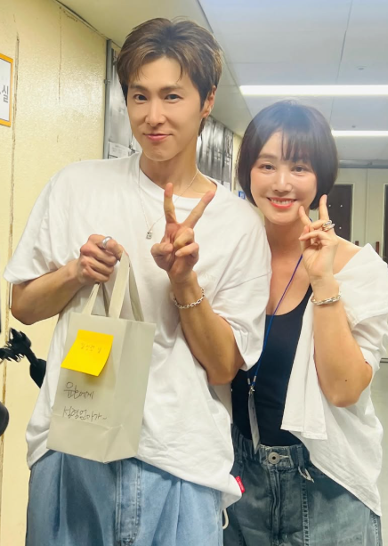 김성령 어깨에 ‘유노윤호’ 네 글자…문신처럼 새기고 콘서트 직행