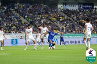 또 못 이긴 수원 ‘이정효호’ 시즌 첫 공식전 3연속 무승…‘플라나 2골1도움’ 화성 ‘차두리호’에도 5점 차 추격 허용 [K리그2]