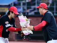 “좋은 선수·코치·프런트 만난 덕분” 꽃감독, 구단 최연소·최소 경기 ‘200승’ 웃었다 [SS문학in]