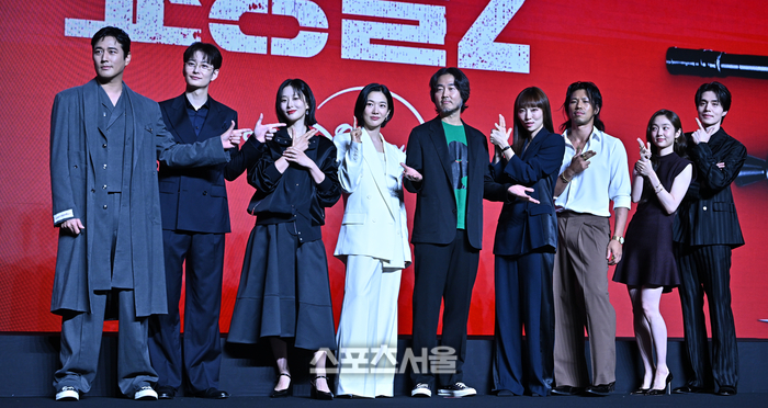 [포토] 포즈 취하는 ‘킬러들의 쇼핑몰2’ 감독과 배우들