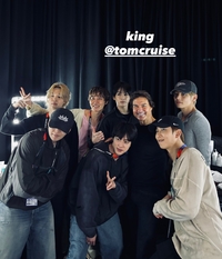 ‘King’들의 만남...BTS RM, 월드컵 결승전에서 만난 톰 크루즈와의 단체샷 공개