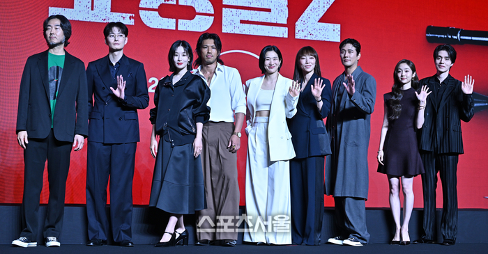 [포토] 포즈 취하는 ‘킬러들의 쇼핑몰2’ 감독과 킬러들