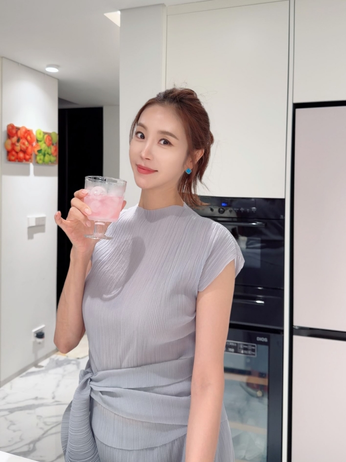 임신 27주차 맞아?…47세 한다감, D라인 숨긴 우아한 미모로 전한 근황